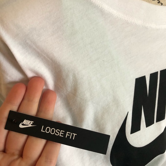Nike loose fit crop t-shirt NWT - Picture 3 of 3